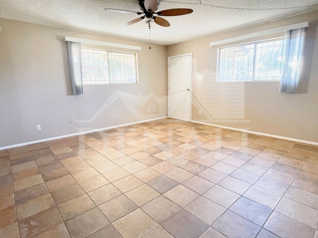 Photo - 410 E Desert Dr