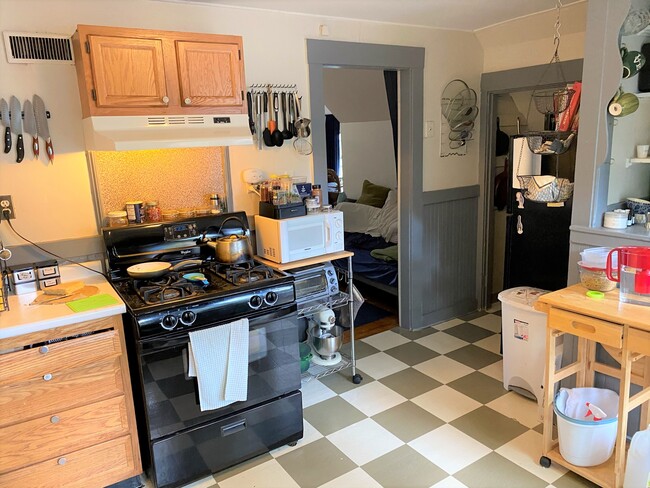Building Photo - 211 Summer St Unit 3 Rental