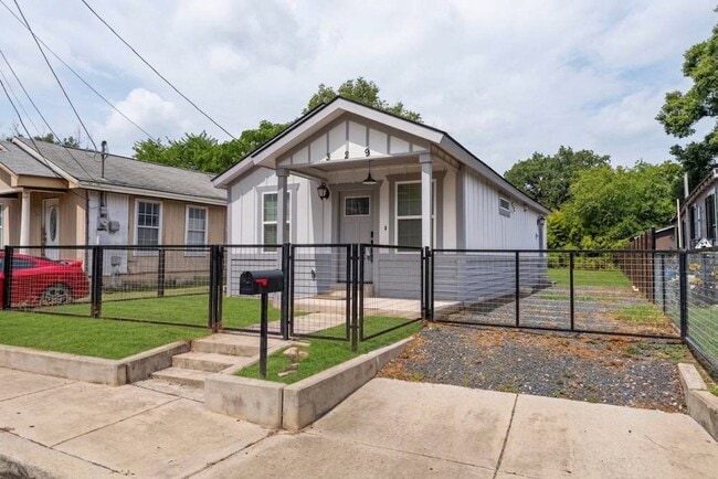 Charming 2-Bed Bungalow with Fenced Yard in Central San Antonio – Modern Comforts, Prime Value