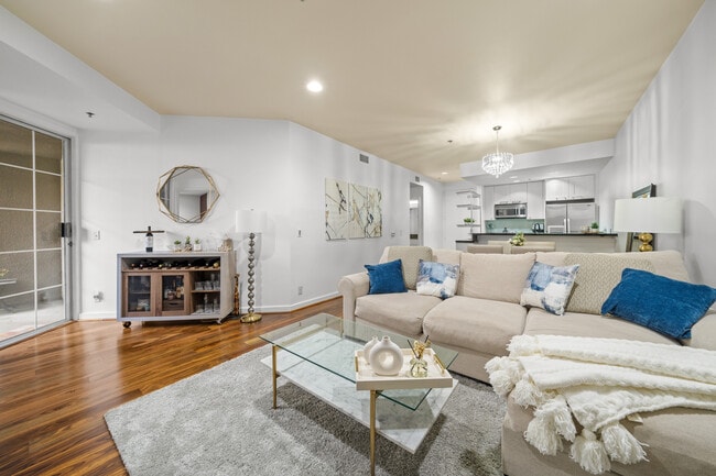 Photo - 585 N Rossmore Ave Unidad 208