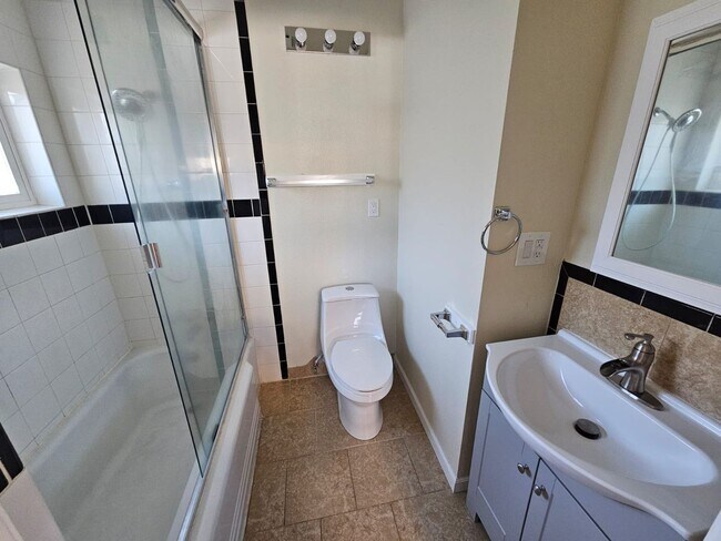 Photo - 932 1/2  H St Unidad #A