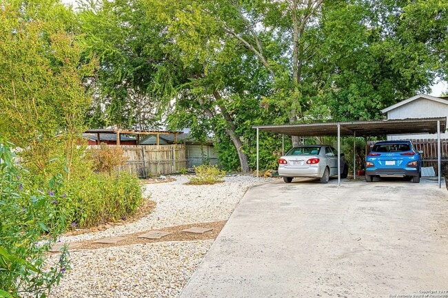 Photo - 611 W Ridgewood Ct