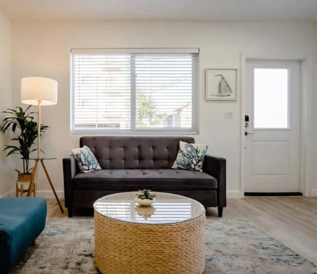 Building Photo - 2160 NW 18th Ter Unit 1