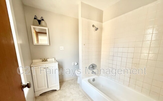 Photo - 927 Vankirk St