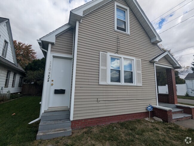 Building Photo - 1104 Walbridge Ave Unit Upper Rental