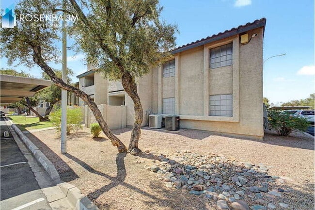 Building Photo - Charming 2-beds, 2-baths ground-level condo nestled in the highly desirable Woodglen Square commu... Unit 1067