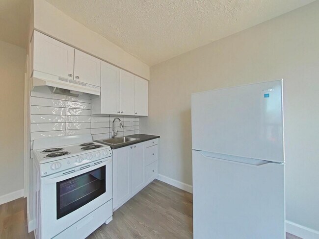 Photo - 1510-1512 King St W