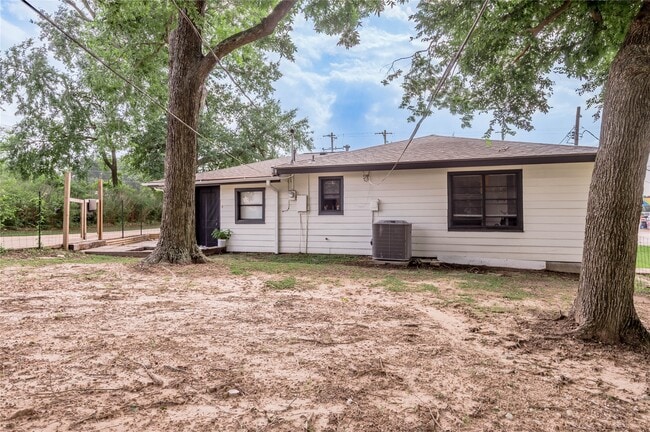 Building Photo - 2515 Montgomery Rd Rental