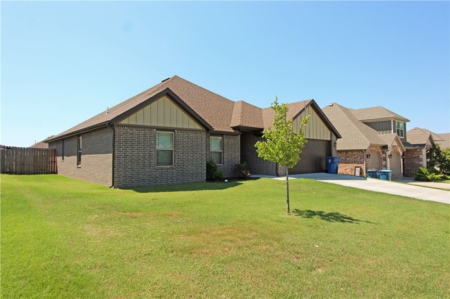 Photo - 902 SW Caprington St