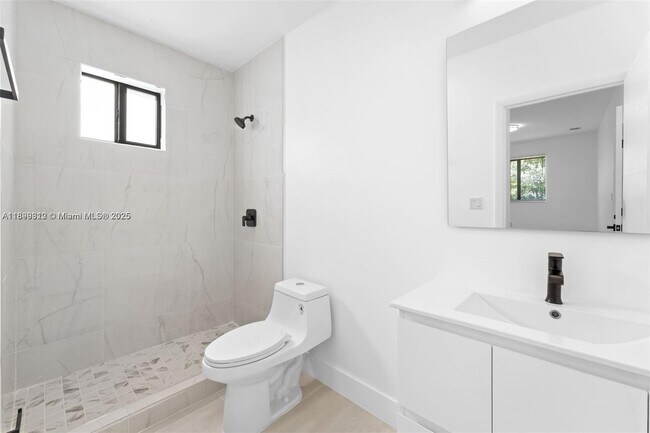 Photo - 3710 NW 13th Pl Unidad 1
