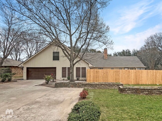 Building Photo - 1215 Spring Lake Dr