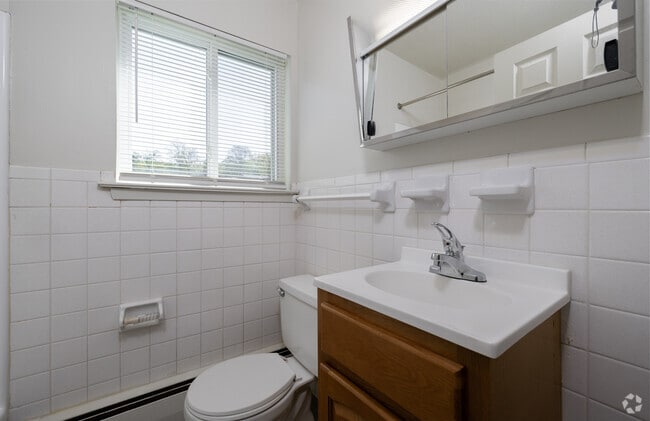 1BR, 1BA - 650SF - Primary Bathroom