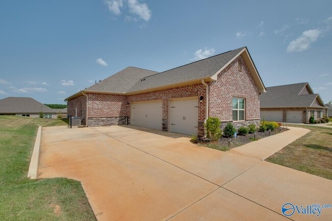 Photo - 217 Maureen Dr SW