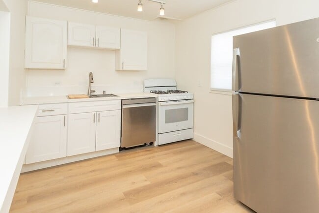 Photo - **REDUCED SECURITY DEPOSIT** Refreshed 2 Bed /1 Bath Pacific Beach Duplex Near the Ocean & Bay! Unidad 4430