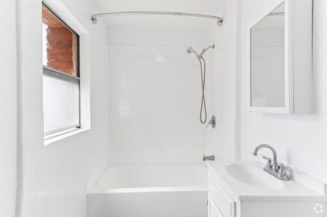 2 habitaciones, 1 baño - 700 pies cuadrados - Baño - Landmark Towers