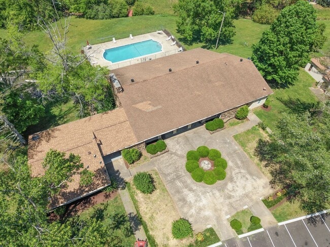 Building Photo - Discover the most affordable home in Belle Forest, located in Nashville's highly coveted 37221 zi...