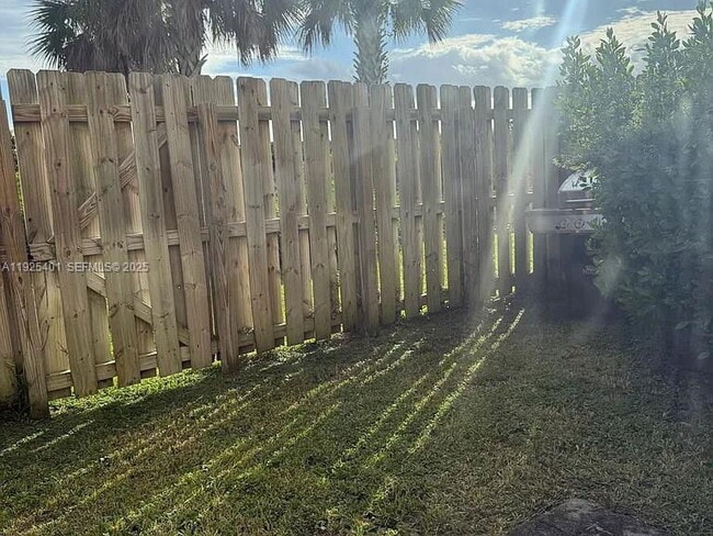 Photo - 493 NE 4th St