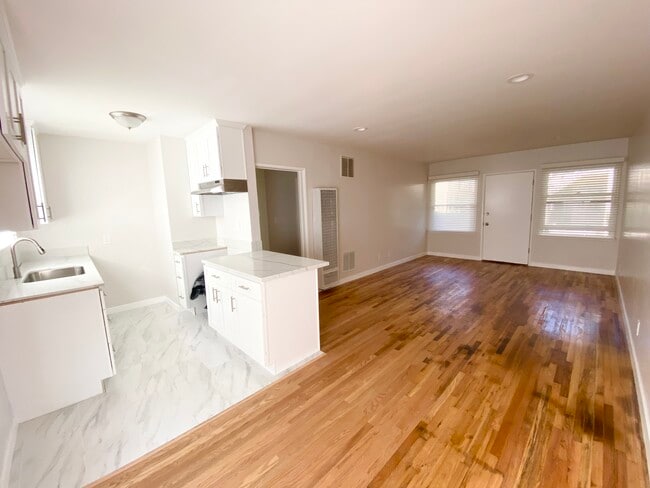 Building Photo - 12641 Vanowen St Unit A
