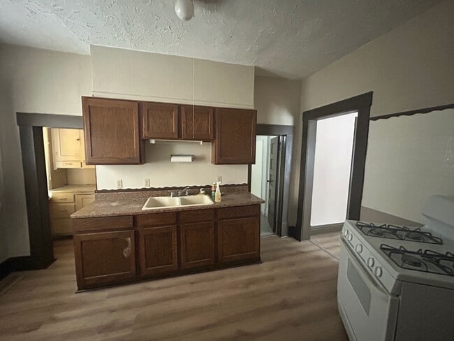 Photo - 711 E 6th Ave