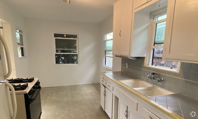 Building Photo - South Park 2/Bedroom Cottage w/Garage Unit 2447 Rental
