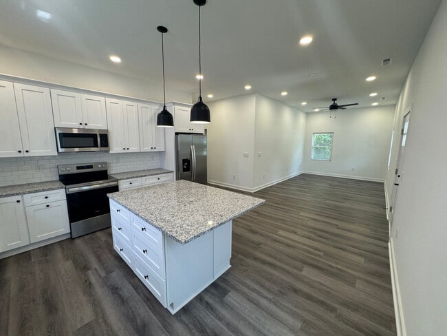 Photo - 331 E Lowrance Ave