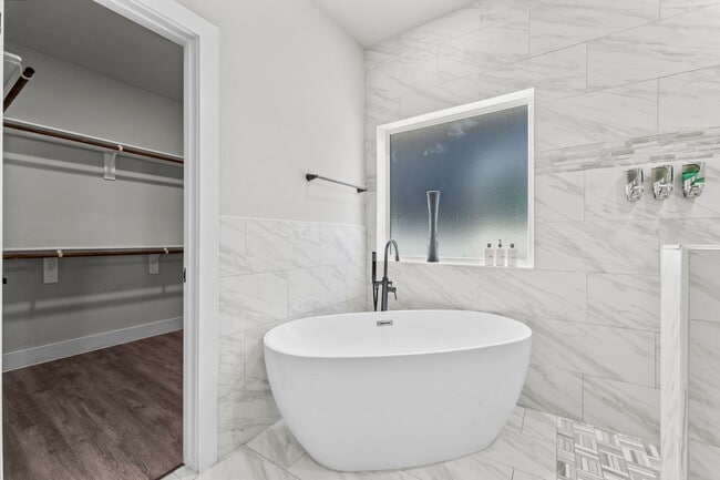 Building Photo - 507 Carl St