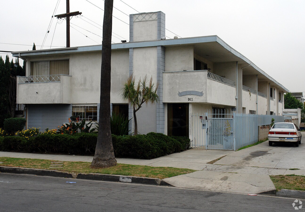 Photo - 912 E La Brea Dr Apartments