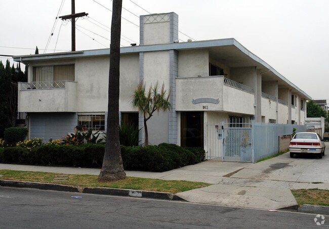 Building Photo - 912 E La Brea Dr Rental