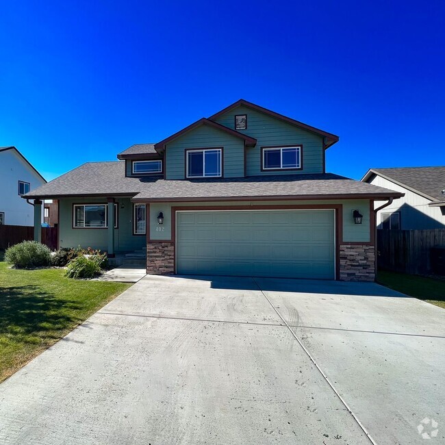 Building Photo - Charming 3-Bedroom 2.5 Bathroom home