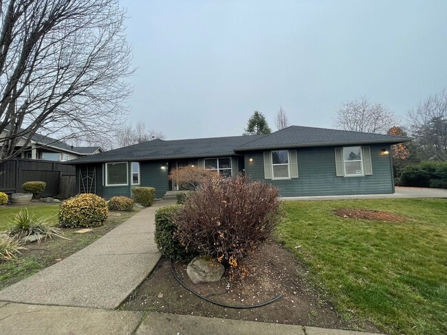 Photo - East Medford 3 Bedroom 2 Bathroom w/Large 2 car garage - Single Level