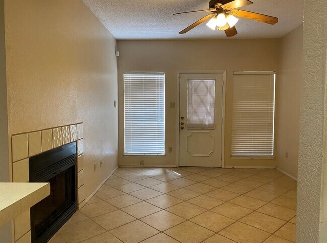 Building Photo - 806 W 24th St Unit 119
