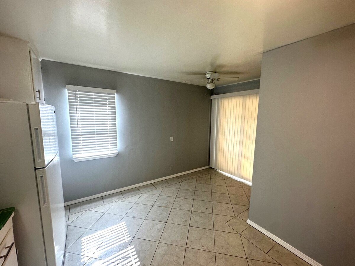 Photo - 10617-25 Oxnard St