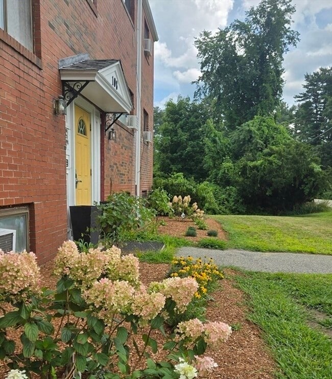 Building Photo - 108 E Main St Unit 10