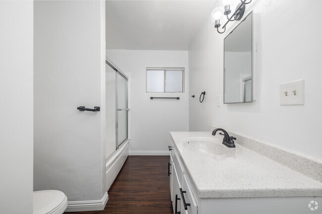 1BR, 1BA - 729SF - Bathroom