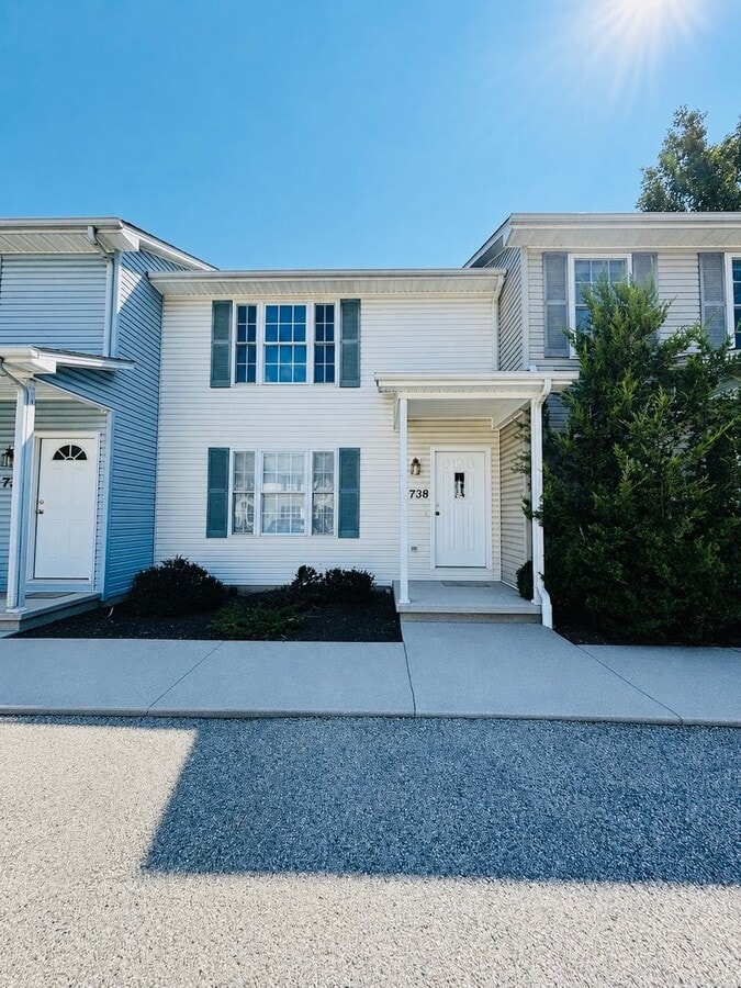 Photo - 738 Park St