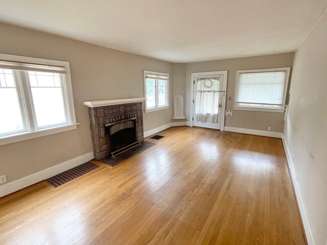 Photo - 6335 6th Ave NE