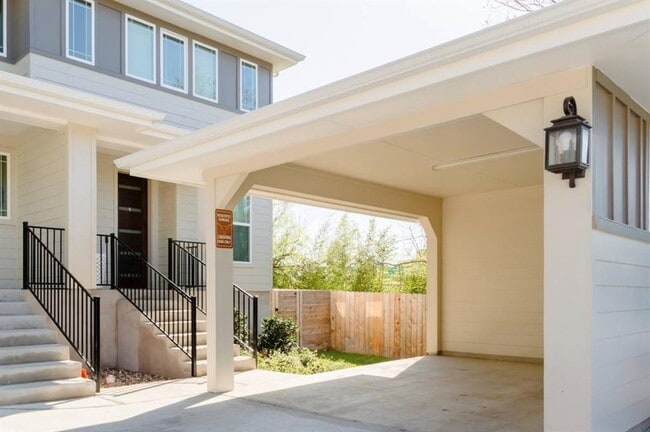 Building Photo - 807 E 16th St Unit B