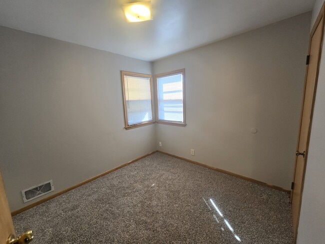 Dormitorio 3 - 1473 Cope Ave E