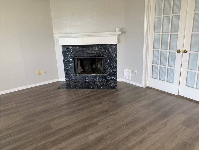 Photo - 585 Warsaw Dr