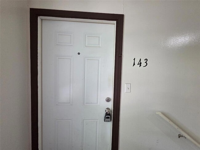 Photo - 401 SE 12th St Unidad 143