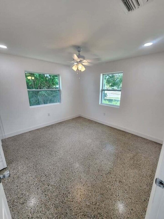 Photo - 505 NE 3rd Ave