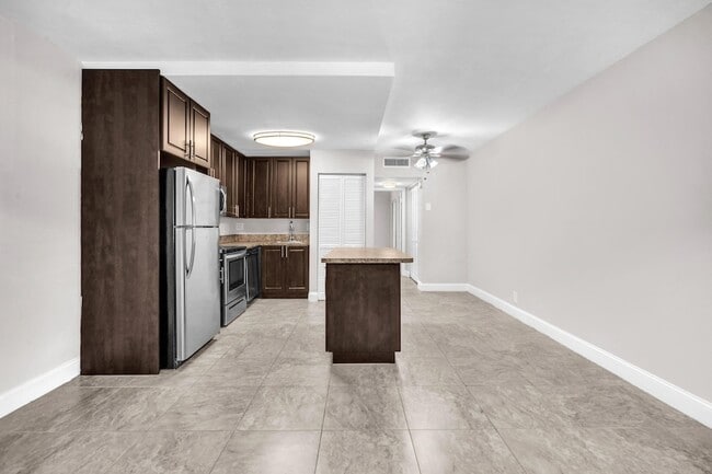 Photo - 559 NE 44th St