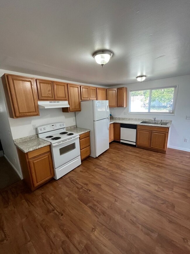 557-559 E Broad Ave Owner Selling
