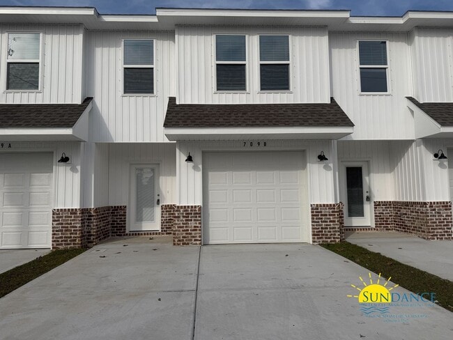 Building Photo - Brand-New 3 Bedroom Townhome in Fort Walton Beach!