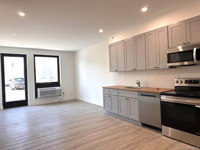 Building Photo - 362 W Merrick Rd Unit 103