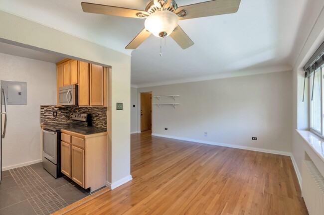 Photo - Large Two Bed / One bath in great Art deco building near Washington park. Unit 203