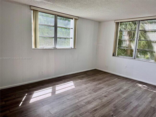 Photo - 3100 W Rolling Hills Cir Unidad 310