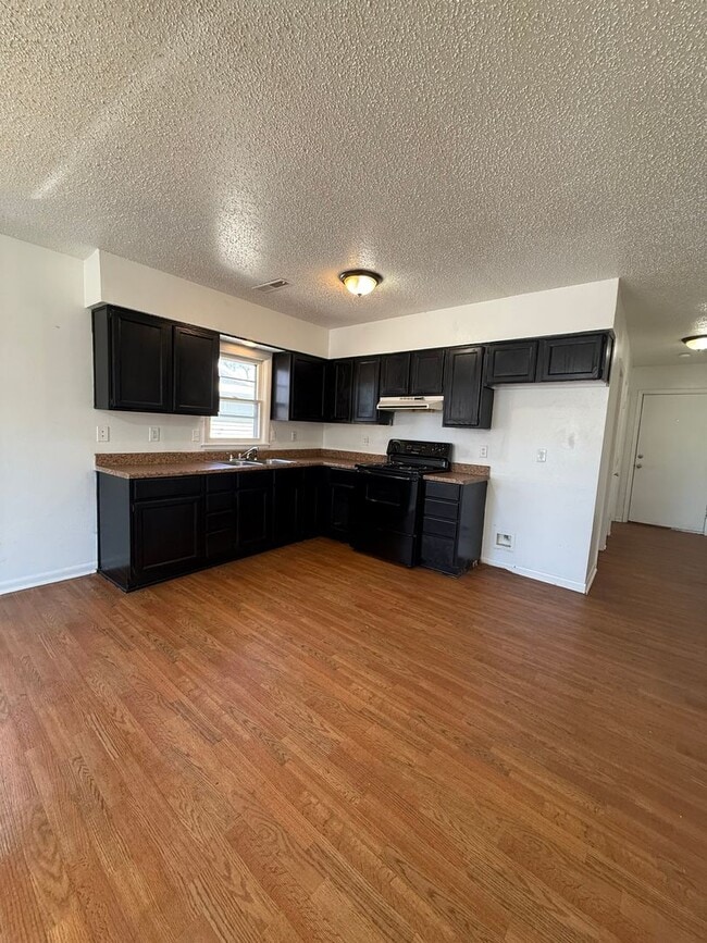 Photo - Large Open Floor Plan. 2 Bedroom and 1 Bathroom