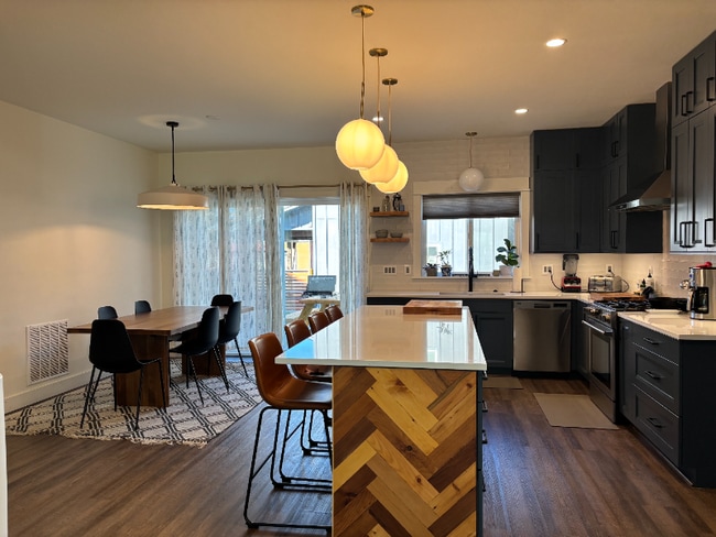 Photo - 4451 Alexander St