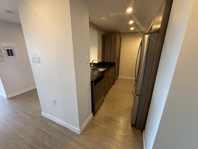 Building Photo - 5633-P5633 Fenwick St Unit PH306